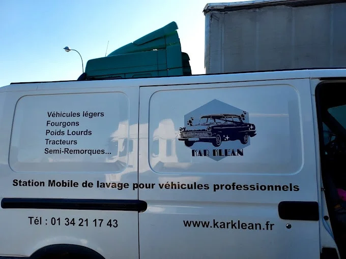 camion kar klean devant un poids lourd