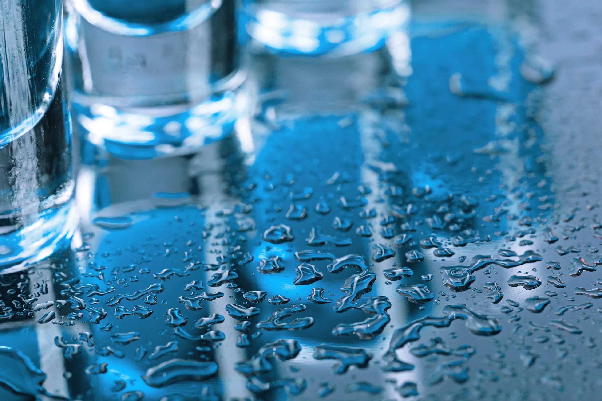 gros plan de gouttes d'eau sur un fond bleu