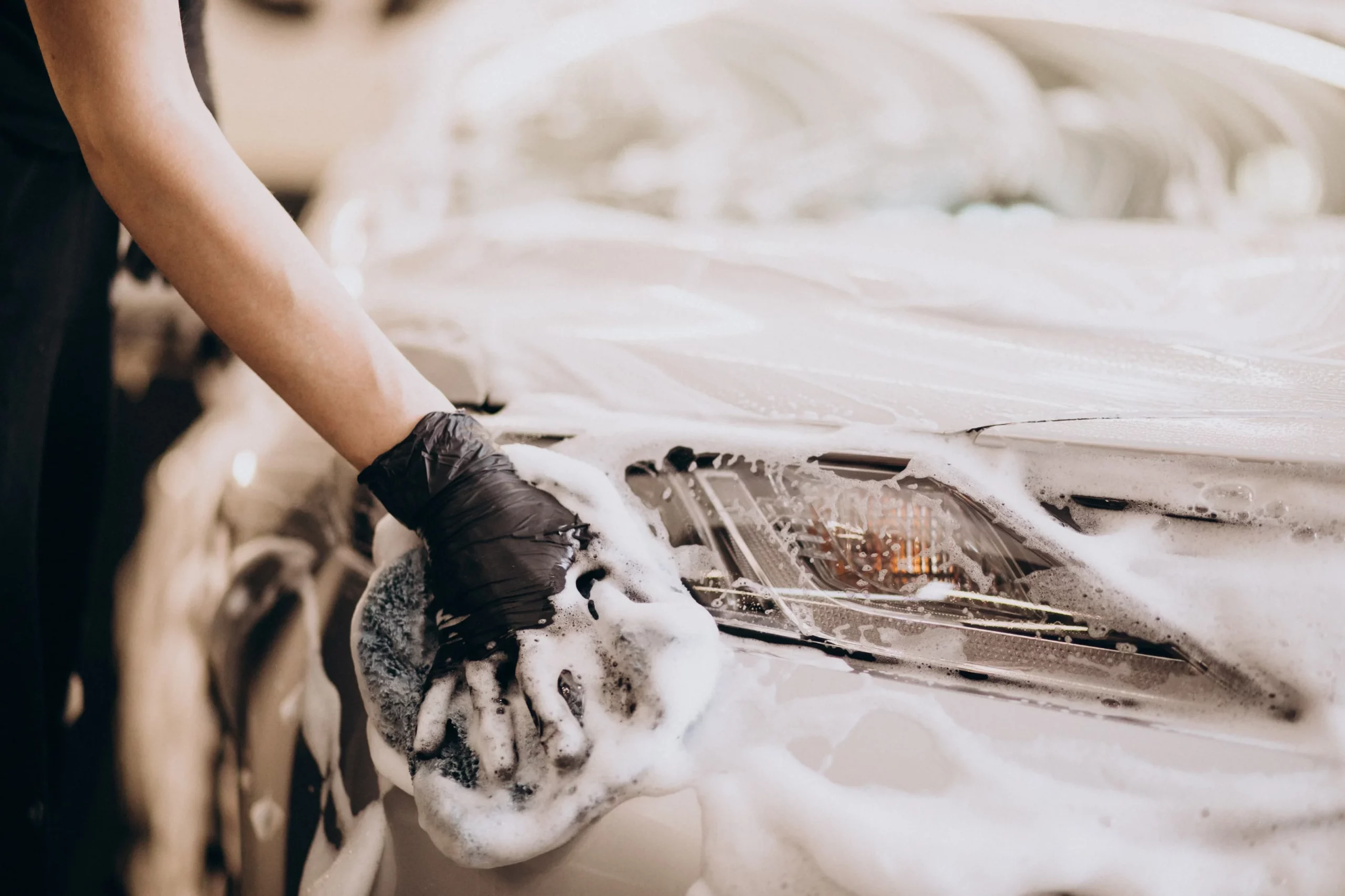 lavage d'une carrosserie de voiture à la main