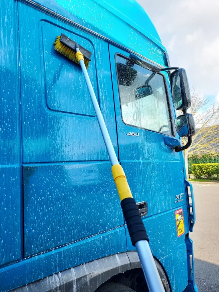 nettoyage extérieur d'une cabine de camion poids lourd à la brosse